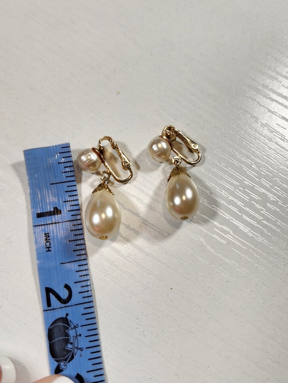 Vintage Signed CORO Gold Tone Faux Pearl Teardrop Dangle Clip On Earrings - Picture 4 of 6